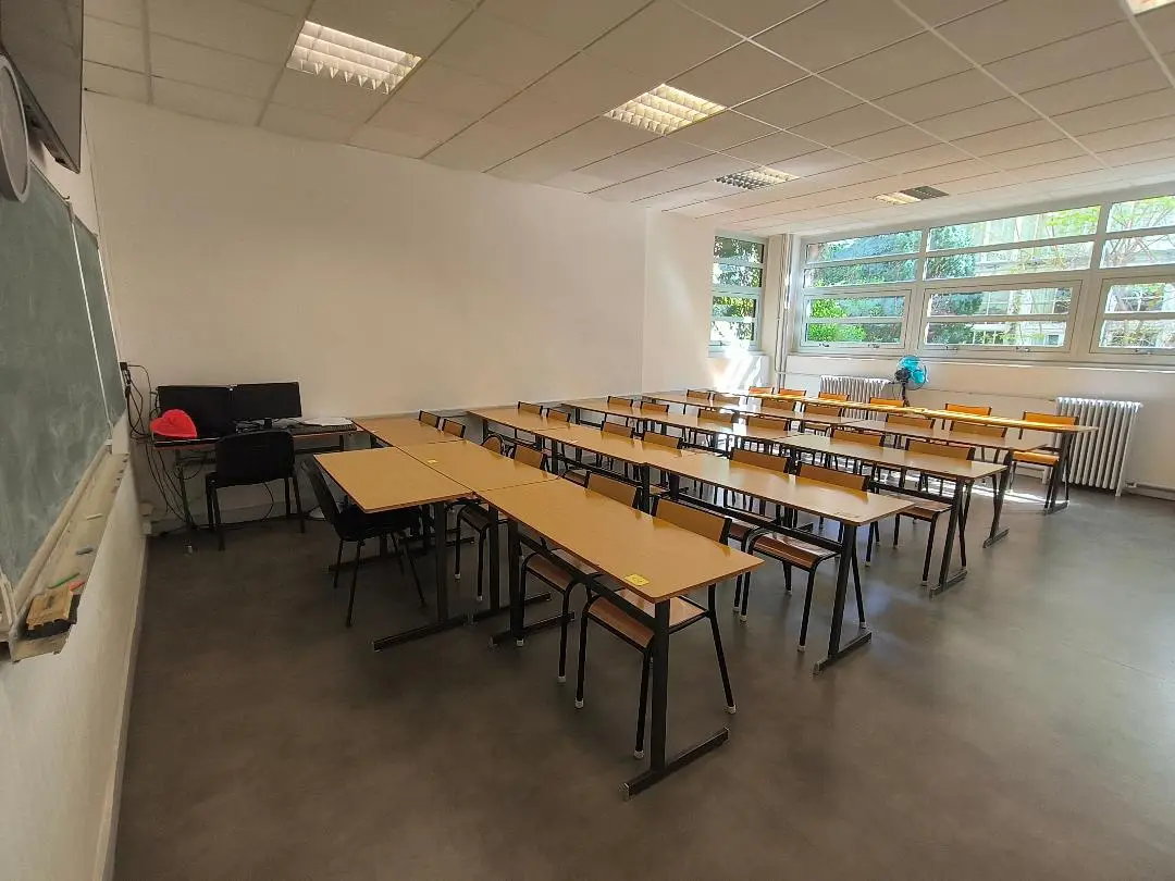 Salle de cours de maths et physique-chimie à Paris 6e, groupe de 7 élèves maximum, correction individuelle des copies