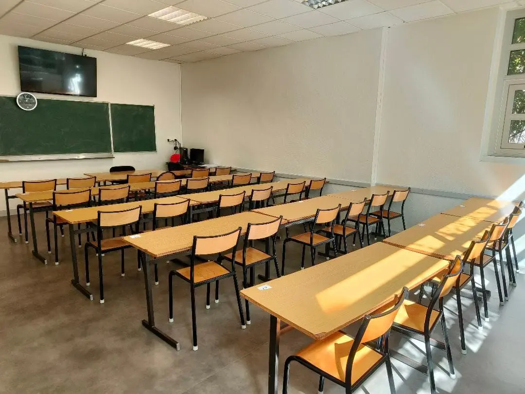 Salle de cours dédiée au stage pré-rentrée physique-chimie Première Paris 6e – tableau blanc, petit groupe de 10 élèves maximum, 110 rue Notre-Dame-des-Champs