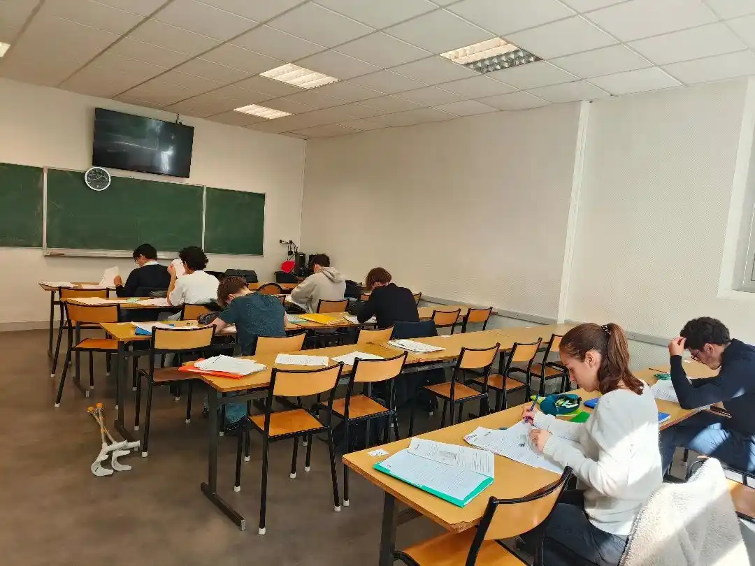 Élèves en stage intensif de maths Terminale à Paris 6e – travail en concentration