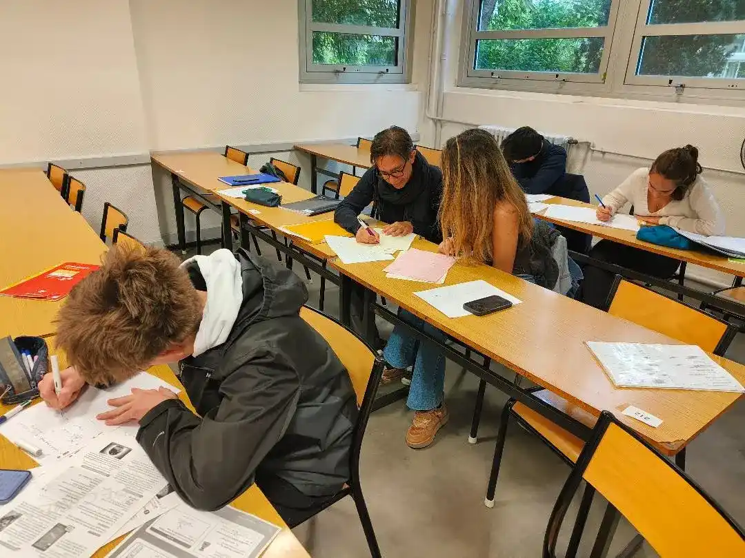photo de Tony Kessedjian en donnant un cours hebdomadaire